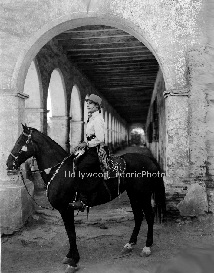 Rudolph Valentino 1921 Four Horsemen of the Apocalypse Mission.jpg